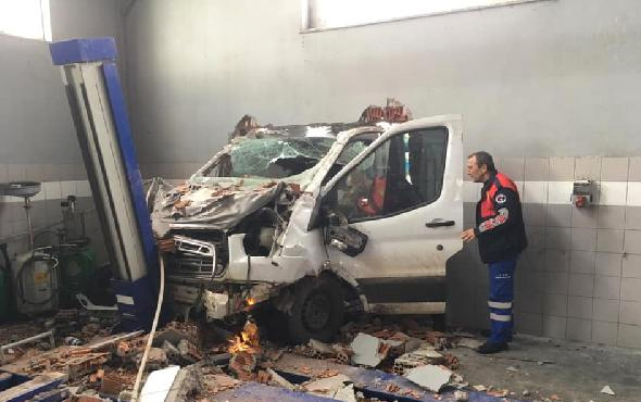 Elazığ'da kamyonet, dükkanının duvarına çarpıp içeri girdi