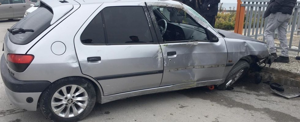 Seyir halinde cep telefonuyla konuştu araba hurdaya döndü