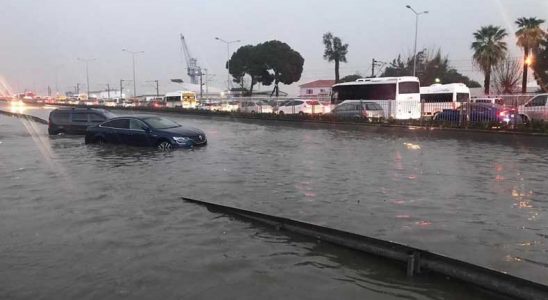 İzmir, Olağanüstü Bir Sağanak Yağışa Teslim Oldu: Görüntüler Endişe Verici Boyutlarda